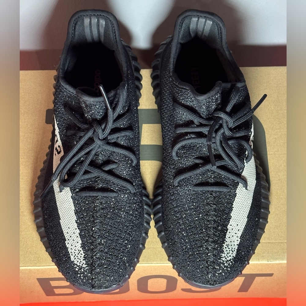 Size 9.5 - adidas Yeezy Boost 350 V2 Low Oreo - Picture 2 of 8